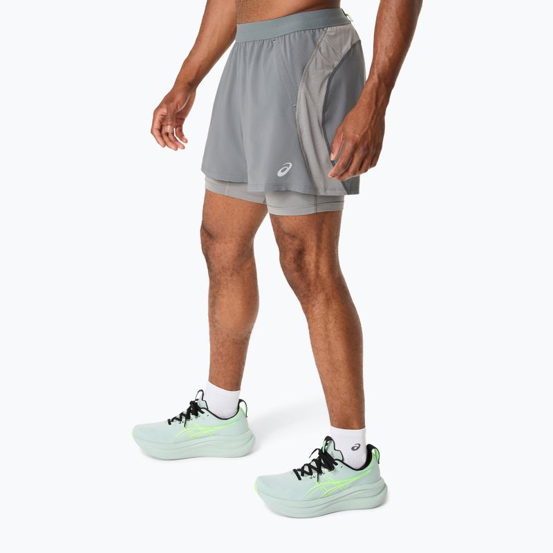 Férfi futó rövidnadrág ASICS Road 2N1 5IN clay grey/steel grey/illuminate green 4