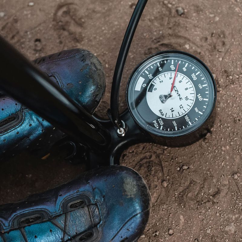 Lezyne Classic Floor Drive 3.5 220psi metálfekete kerékpárpumpa 9