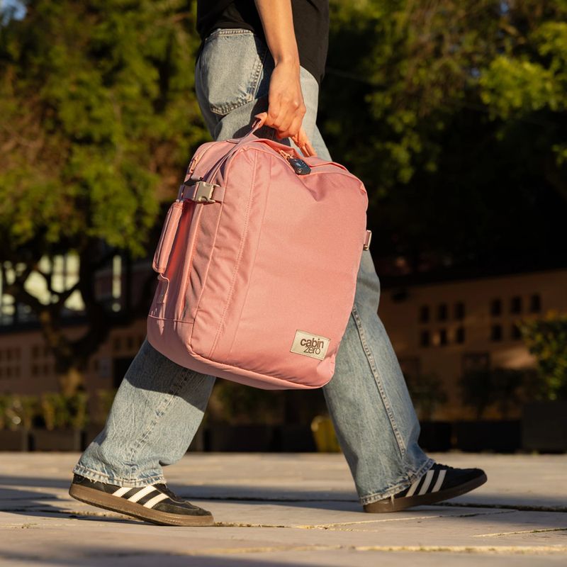 Utazó hátizsák CabinZero Classic Tech 28 l rózsaszínben 16