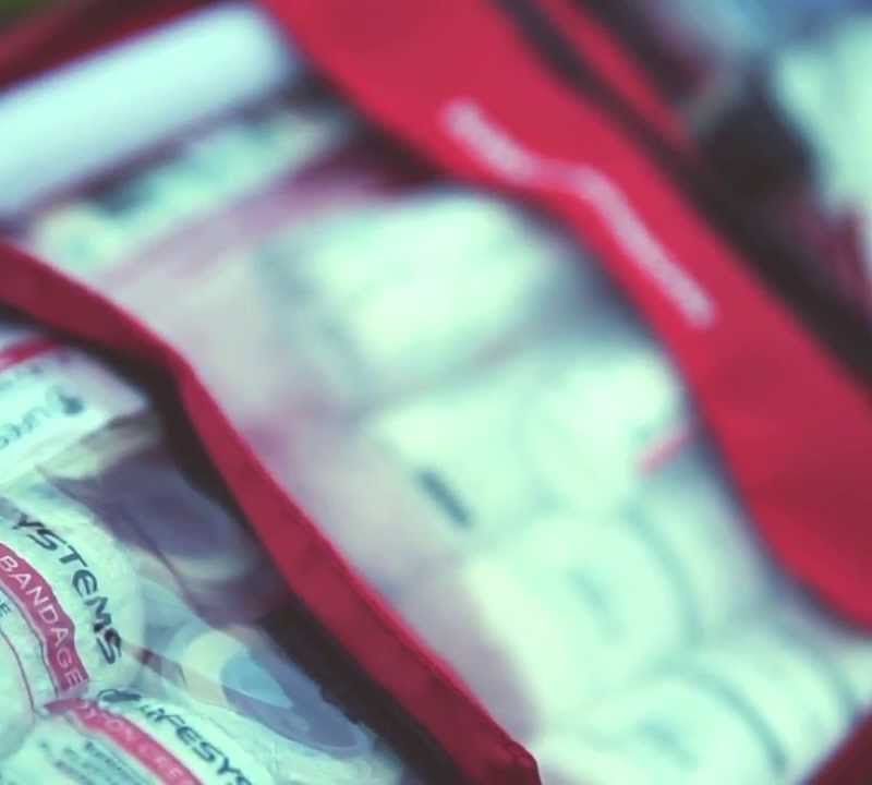 Lifesystems Camping First Aid Kit piros turisztikai elsősegélycsomag LM20210SI 5