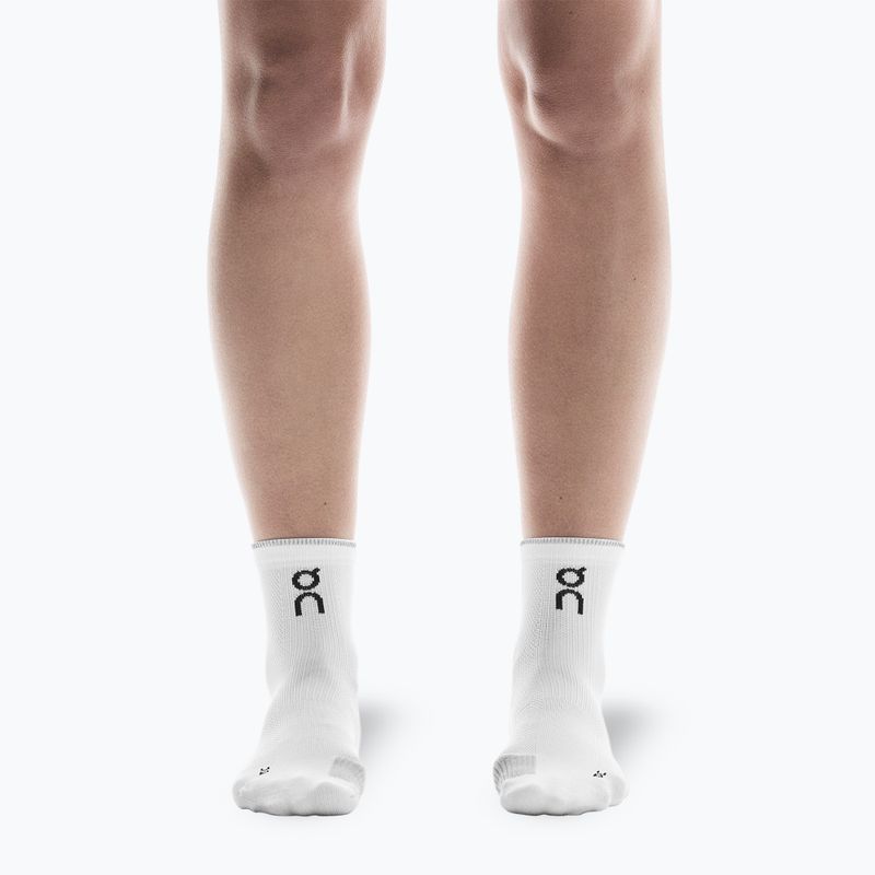 On Performance Run Mid fehér/gleccser zokni 4