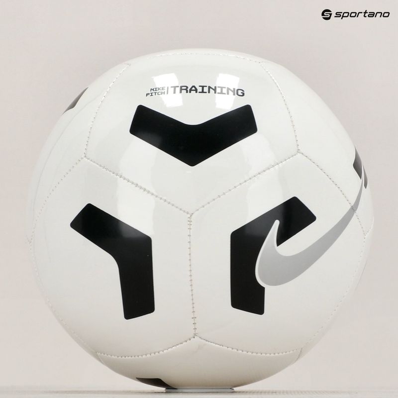 Focilabda Nike Pitch Training white/black/silver méret 4 6