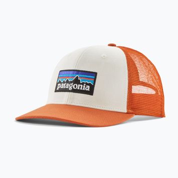 Patagonia P-6 Logo Trucker fehér, vörös farkú rozsdás baseball sapka