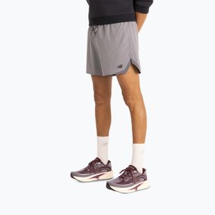Férfi futónadrág New Balance Run Essentials 5" Short off-line grey/smoked violet