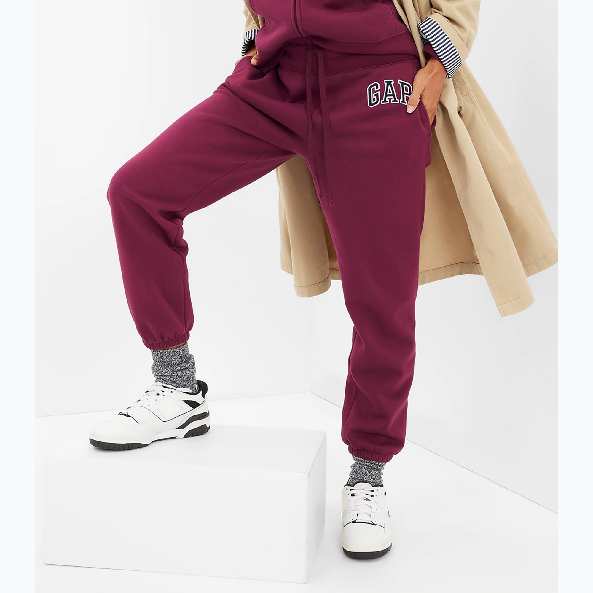 30%-kal olcsóbban.  Női nadrág GAP V-Gap Heritage Jogger ruby wine