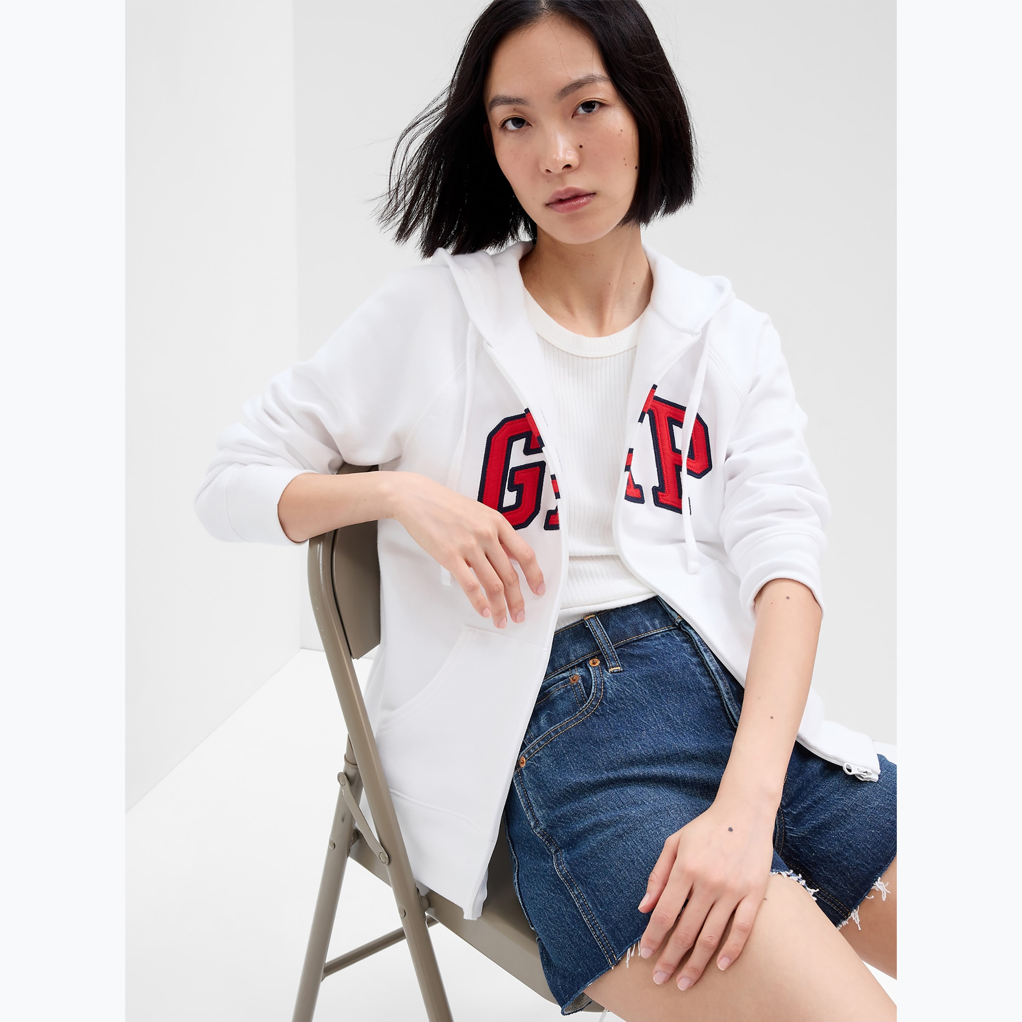 29%-kal olcsóbban.  Női melegítőfelső GAP V-Gap Heritage FZ HD optic white. Méret: XL