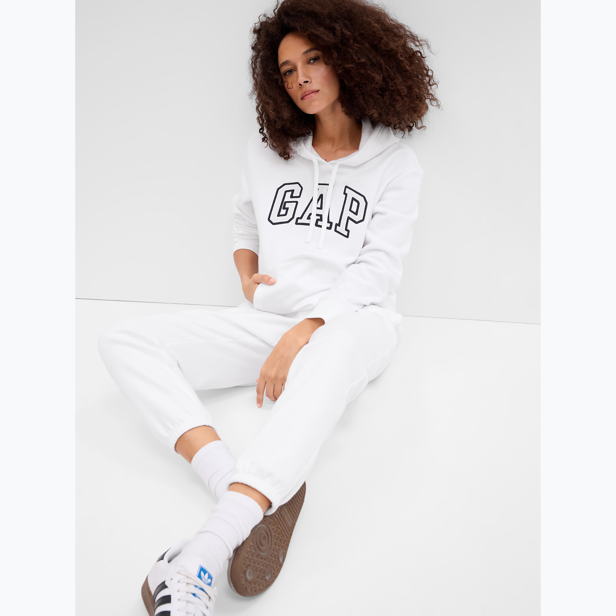 29%-kal olcsóbban.  Női melegítőfelső GAP V-Gap Heritage PO HD optic white. Méret: XS
