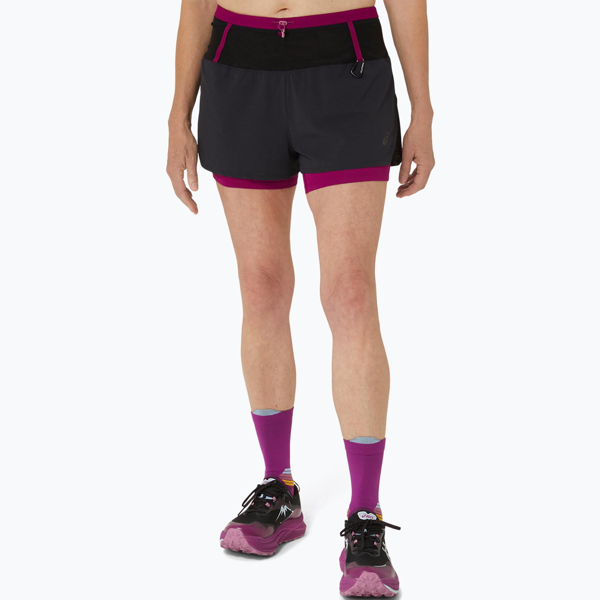 Női futó rövidnadrág ASICS Fujitrail 2-N-1 performance black/blackberry. Méret: M