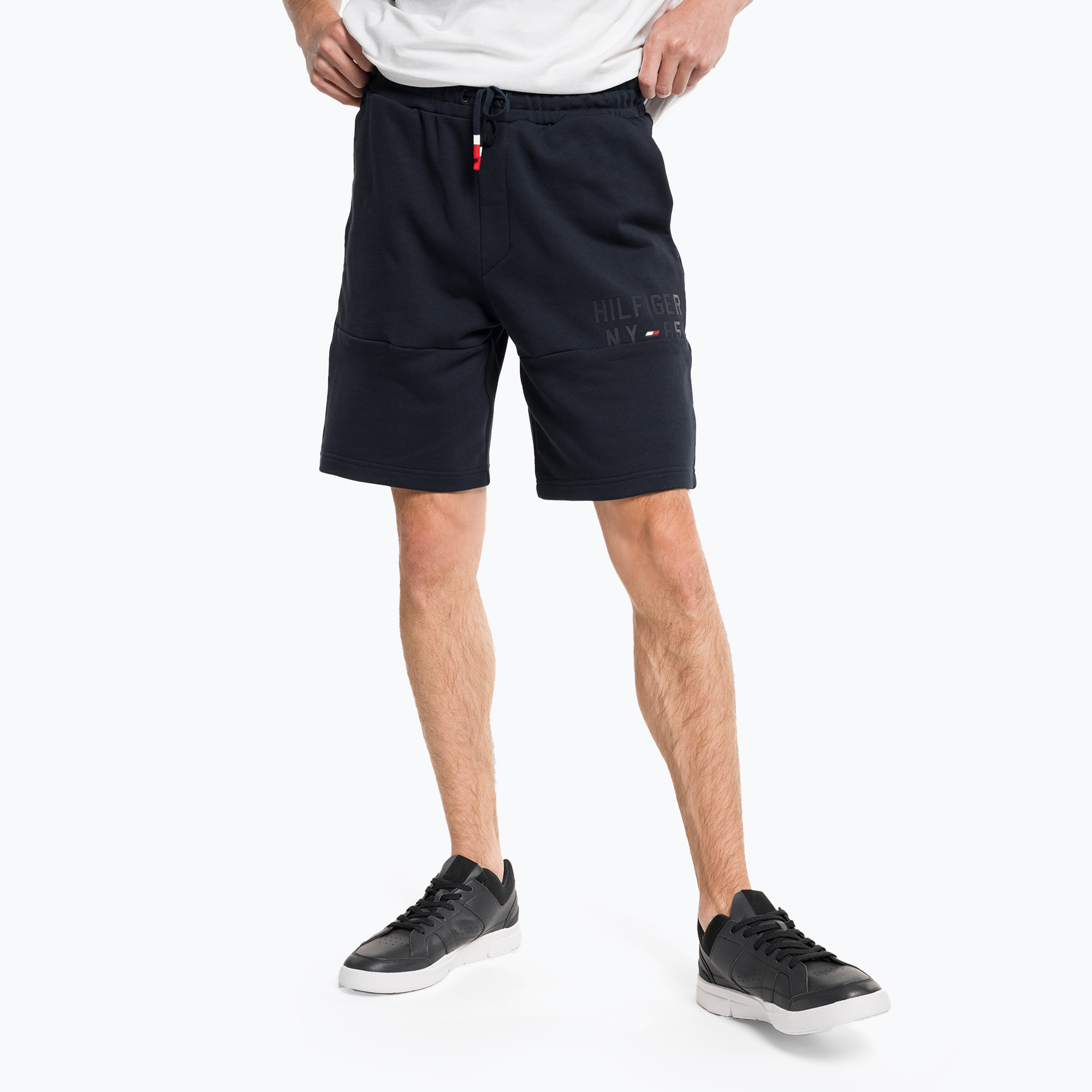 43%-kal olcsóbban.  Férfi Tommy Hilfiger Graphic Sweatshort kék. Méret: L