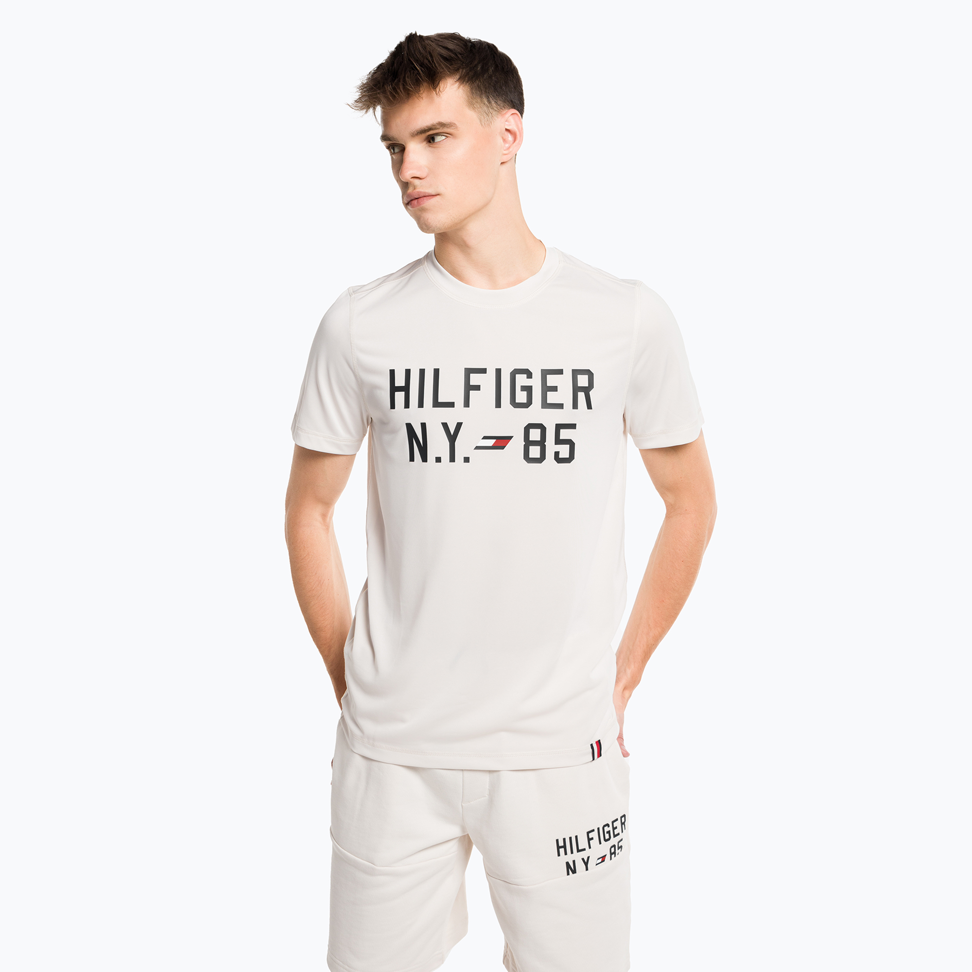 45%-kal olcsóbban.  Férfi Tommy Hilfiger grafikus tréning póló bézs színű. Méret: M